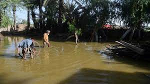 Pregnant women caught in floods in dire need of aid