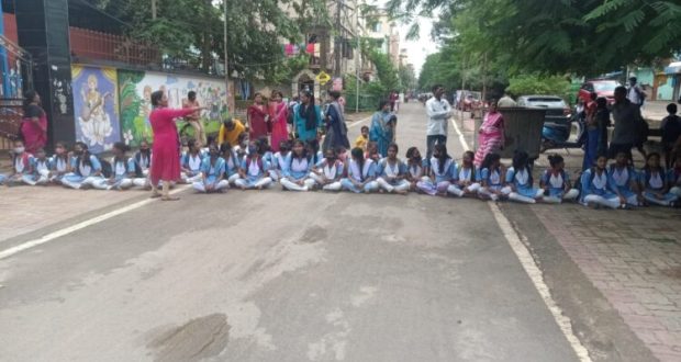 Girls protest the absence of teachers in school